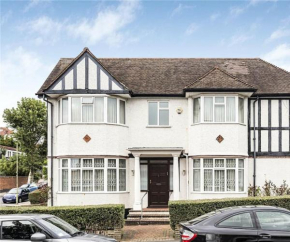 Large 5 Bedroom house in Finchley